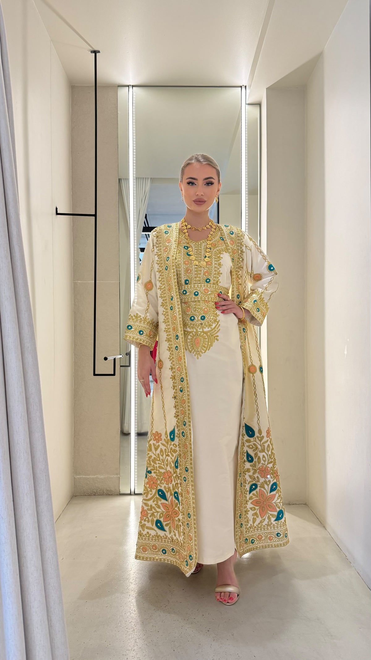 Nashel Jelwa Bisht/ Dress set- Cream